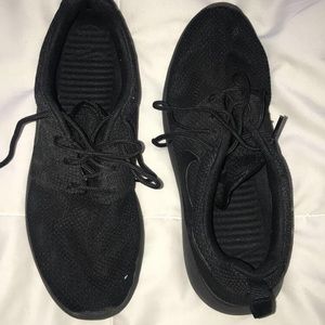 Black NIKE Roshes
